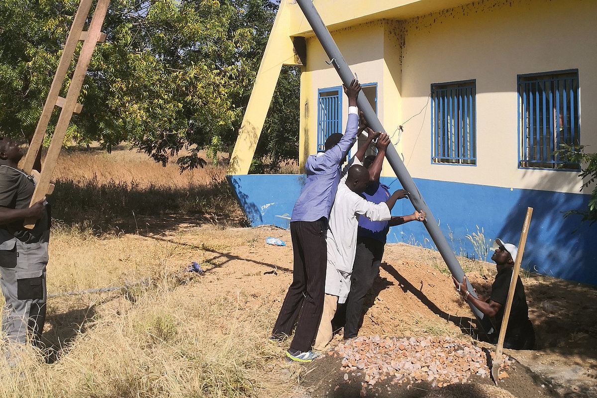 Foto: GIZ: lokale Bevölkerung baut Funknetze auf 2