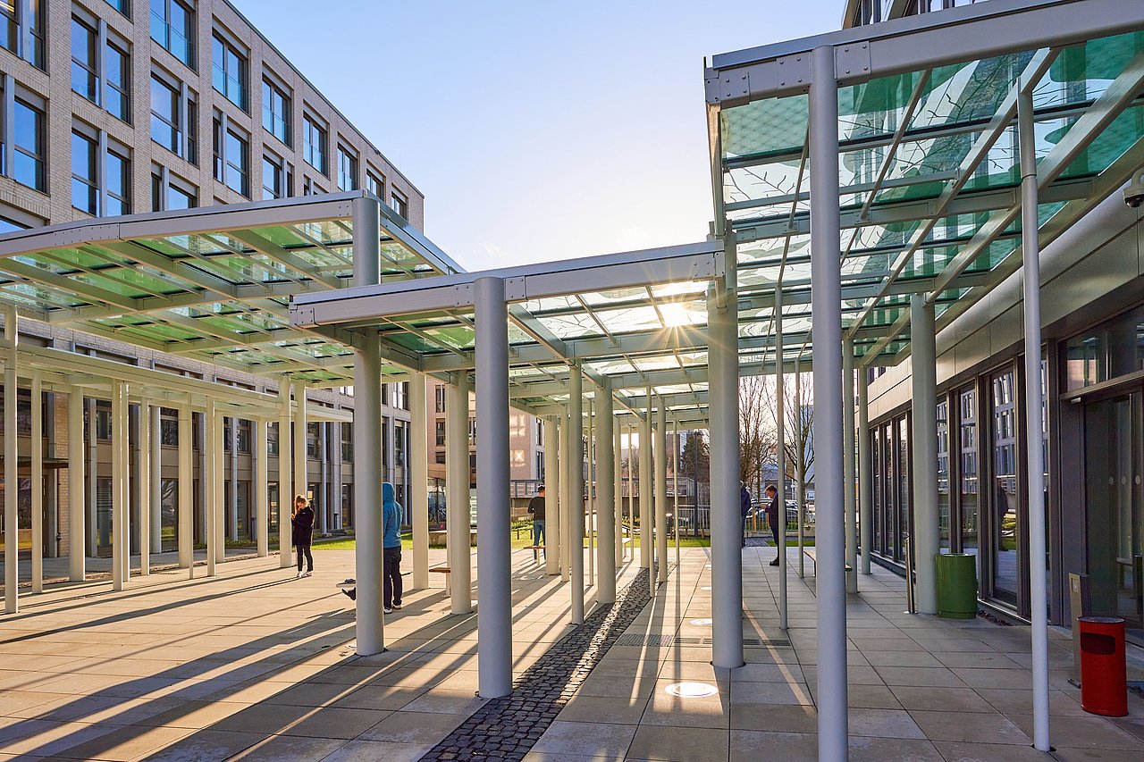 GIZ: Foto: Unternehmerische Nachhaltigkeit Eingangsbereich Gebäude Glas