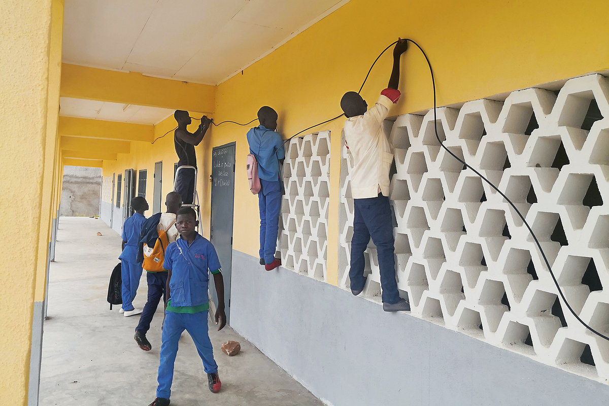 Foto: GIZ: lokale Bevölkerung baut Funknetze auf 3