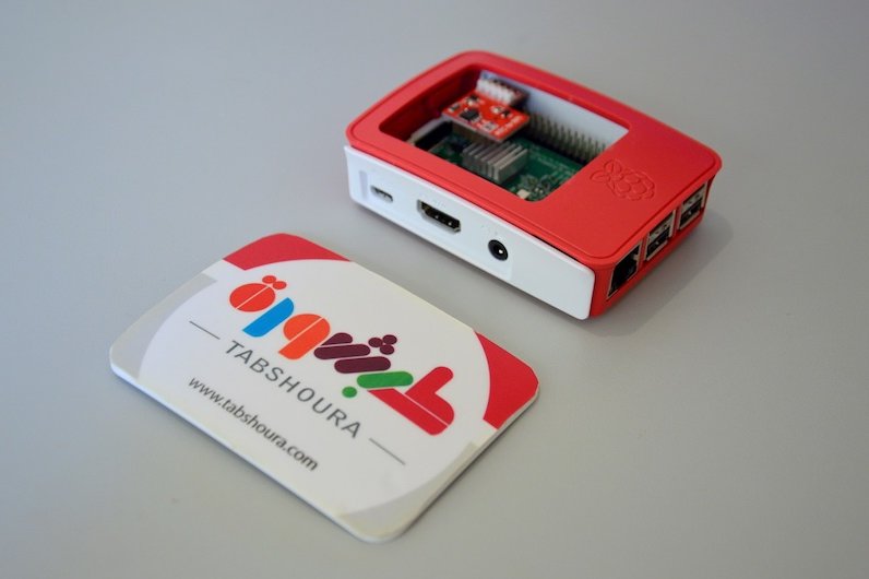 Foto: Eine kleine Platine in einem geöffneten Gehäuse. Darauf das Logo des Raspberry Pi.