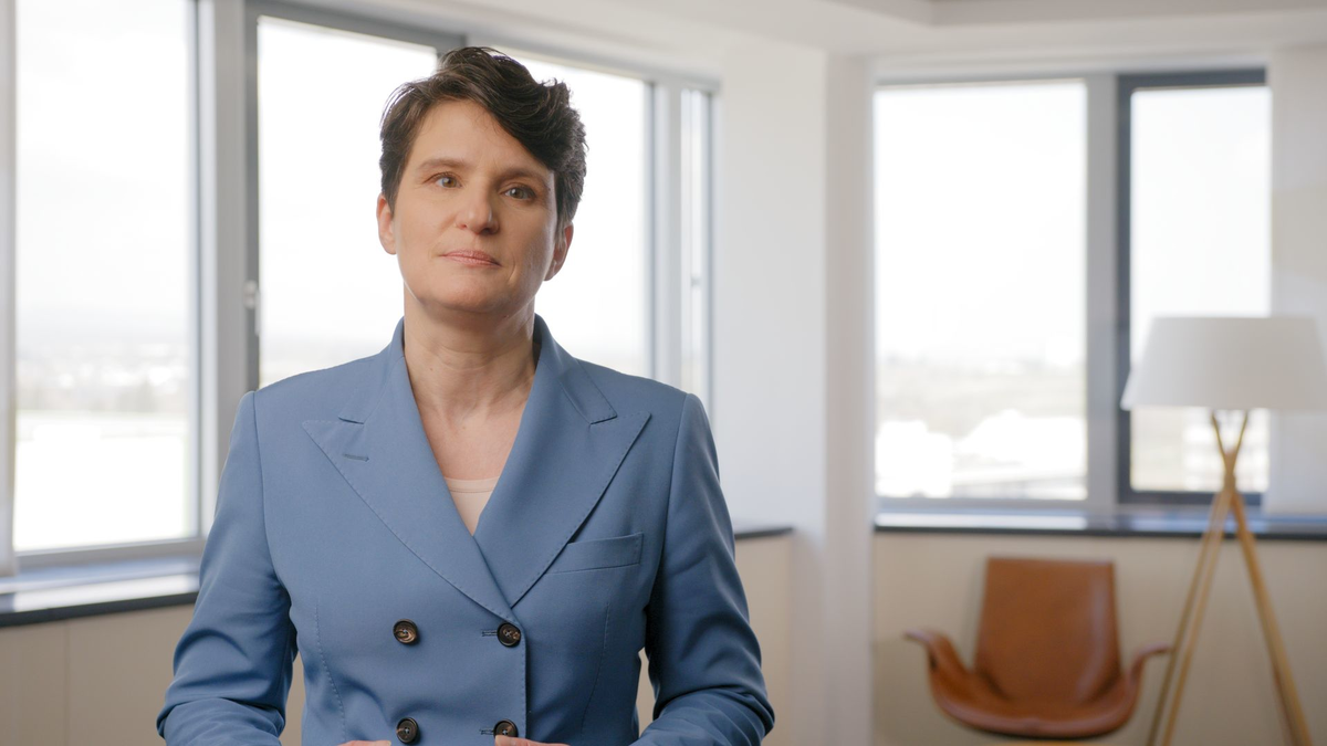 Foto: Tanja Gönner in einem Büroraum.