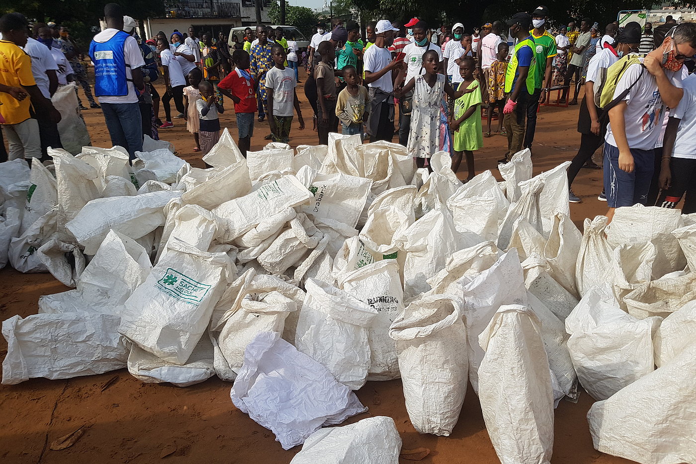 Foto: Weiße Müllsäcke, die an einem Ort zusammengestellt wurden.