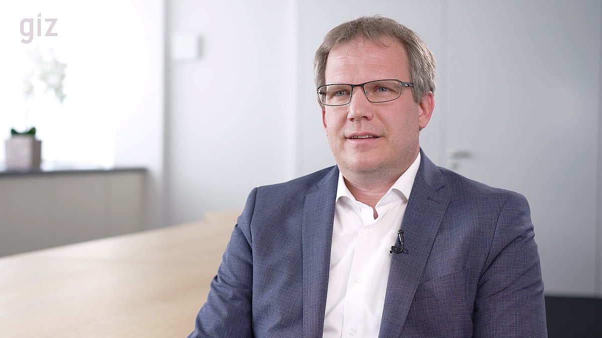 Foto: Matthias Rompel in einem Büroraum.