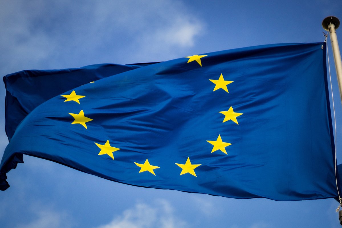 Foto: Wehende Flagge der Europäischen Union.