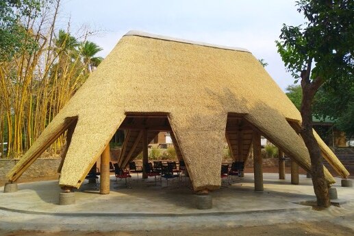 Foto: Versammlungsraum der GIZ in Malawi: offene Holzkonstruktion mit Grasdach