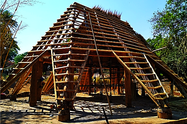 Foto: Versammlungsraum der GIZ in Malawi: offene Holzkonstruktion noch ohne Grasdach