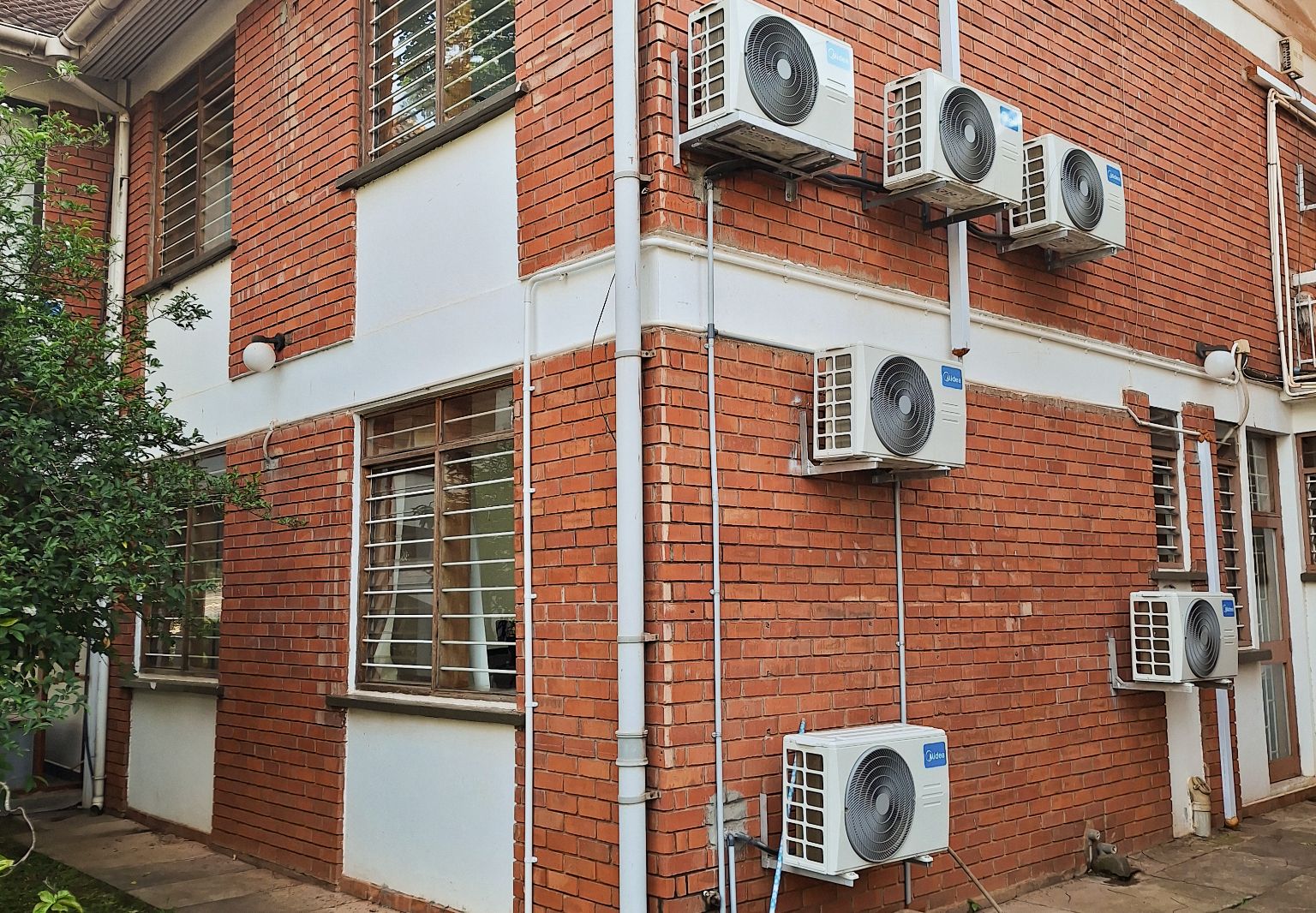 Foto: Ein Backsteingebäude von außen mit Klimaanlagen