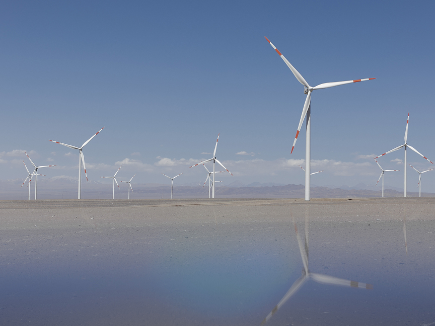 Ein Windpark mit zahlreichen Windrädern in der Atacama Wüste in Chile.