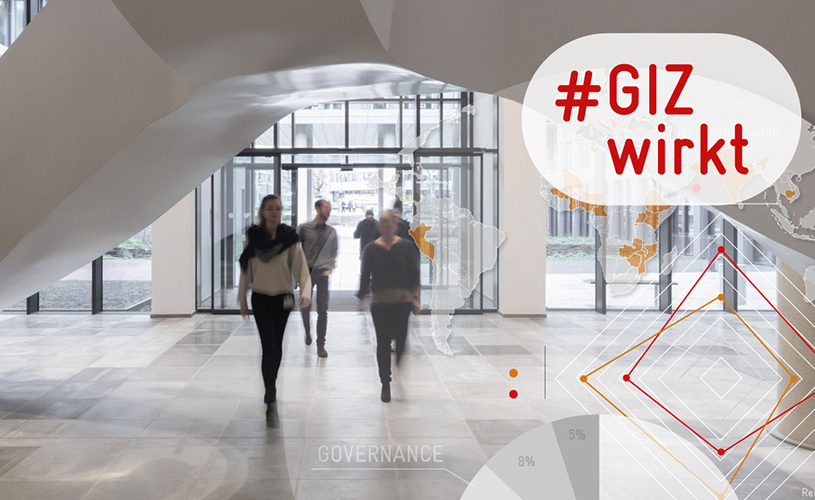 Mehrere GIZ-Mitarbeitende laufen in das GIZ-Foyer in Bonn. Über dem Foto liegt eine skizzierte Weltkarte mit einigen eingefärbten Ländern sowie weitere angedeutete Diagramme und Graphen. In der rechten oberen Ecke befindet sich ein Banner mit der Aufschrift #GIZwirkt.